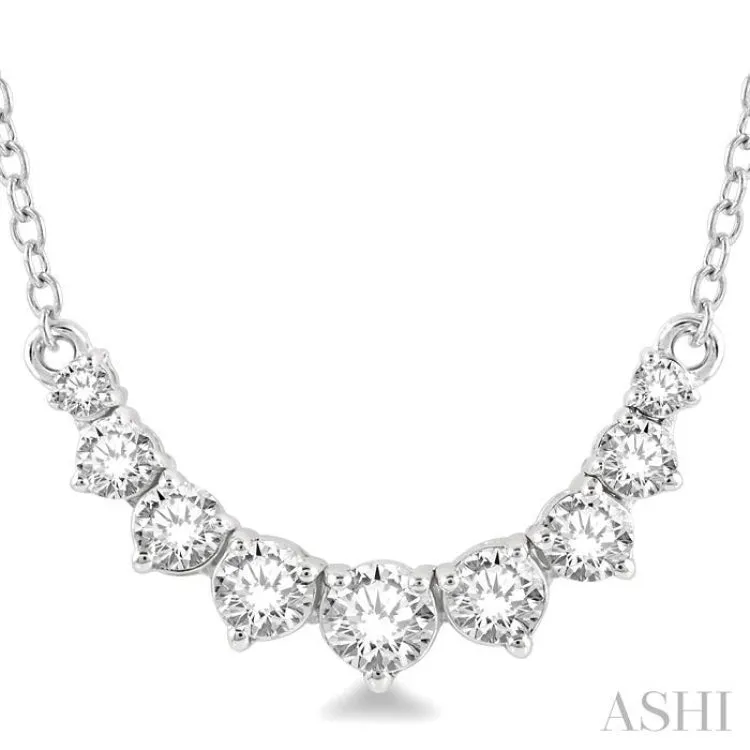 1/2 Ctw Graduated Diamond Smile Necklace in 14K White Gold